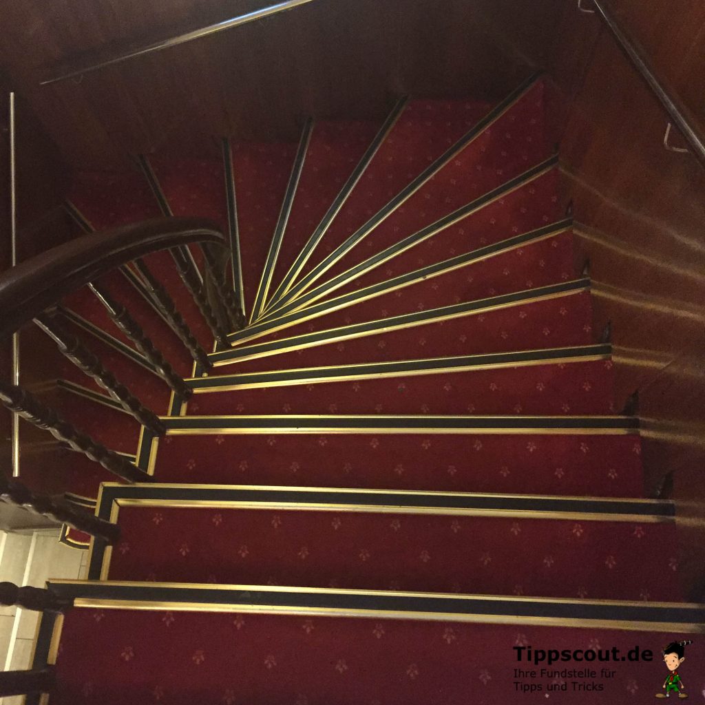 Besser als Aufzug: Gehen Sie auf Treppen und bleiben Sie dabei in Bewegung. Besser als Aufzug: Gehen Sie auf Treppen und bleiben Sie dabei in Bewegung.
