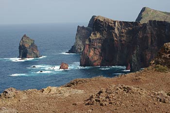 Meer und Felsen strukturieren dieses Bild - (Foto: Martin Goldmann) Meer und Felsen strukturieren dieses Bild - (Foto: Martin Goldmann)