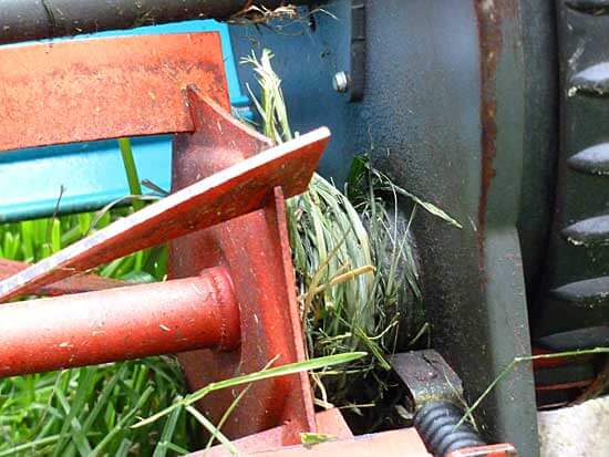 Gras, das sich um die Achsen eines Handmähers gewickelt hat