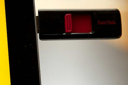USB-Stick an einem Microsoft Surface 2