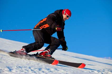 Skifahrer mit Carving Ski - (Foto: iStockphoto/Vladan Milisavljevic) Skifahrer mit Carving Ski - (Foto: iStockphoto/Vladan Milisavljevic)