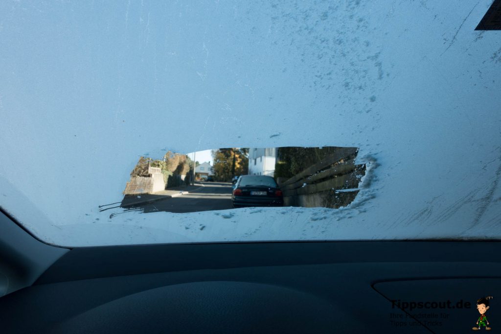 SO NICHT! Nur ein Guckloch freizukratzen ist zu wenig. Sie gefährden sich und andere Autofahrer. SO NICHT! Nur ein Guckloch freizukratzen ist zu wenig. Sie gefährden sich und andere Autofahrer.