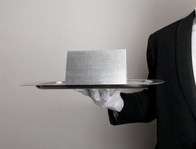Eine formale Einladung, serviert auf einem Tablett - (Foto: iStockphoto/mattjeacock) Eine formale Einladung, serviert auf einem Tablett - (Foto: iStockphoto/mattjeacock)