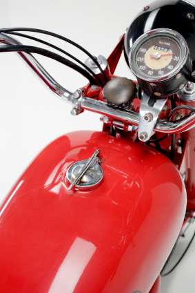 Rot lackierter Tank eines alten Motorrades - (Foto: iStockphoto/Jessica Morelli) Rot lackierter Tank eines alten Motorrades - (Foto: iStockphoto/Jessica Morelli)