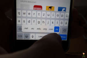 Domainendungen erscheinen, wenn man länger die Taste Punkt gedrückt hält. - (Foto: Martin Goldmann)