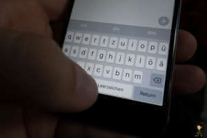 Doppelt tippen auf die Leertaste erzeugt einen Punkt. - (Foto: Martin Goldmann)