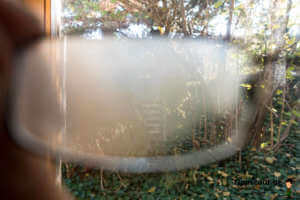 Beschlagene Brille vor Fenster
