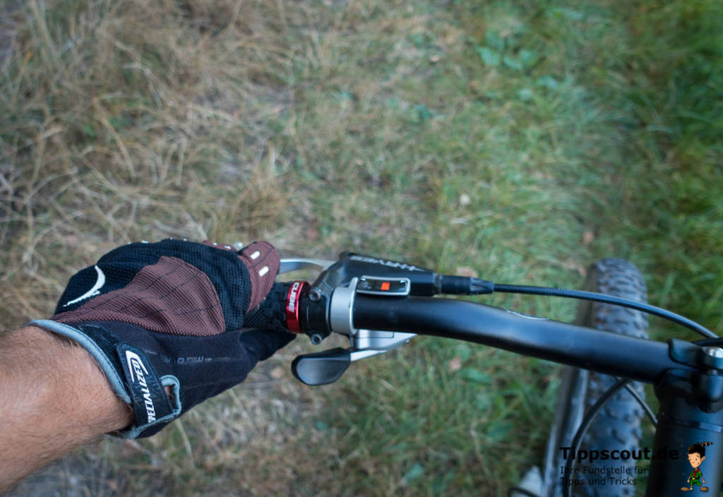 Hände kribbeln: Fahrradhandschuhe können Ursache sein.