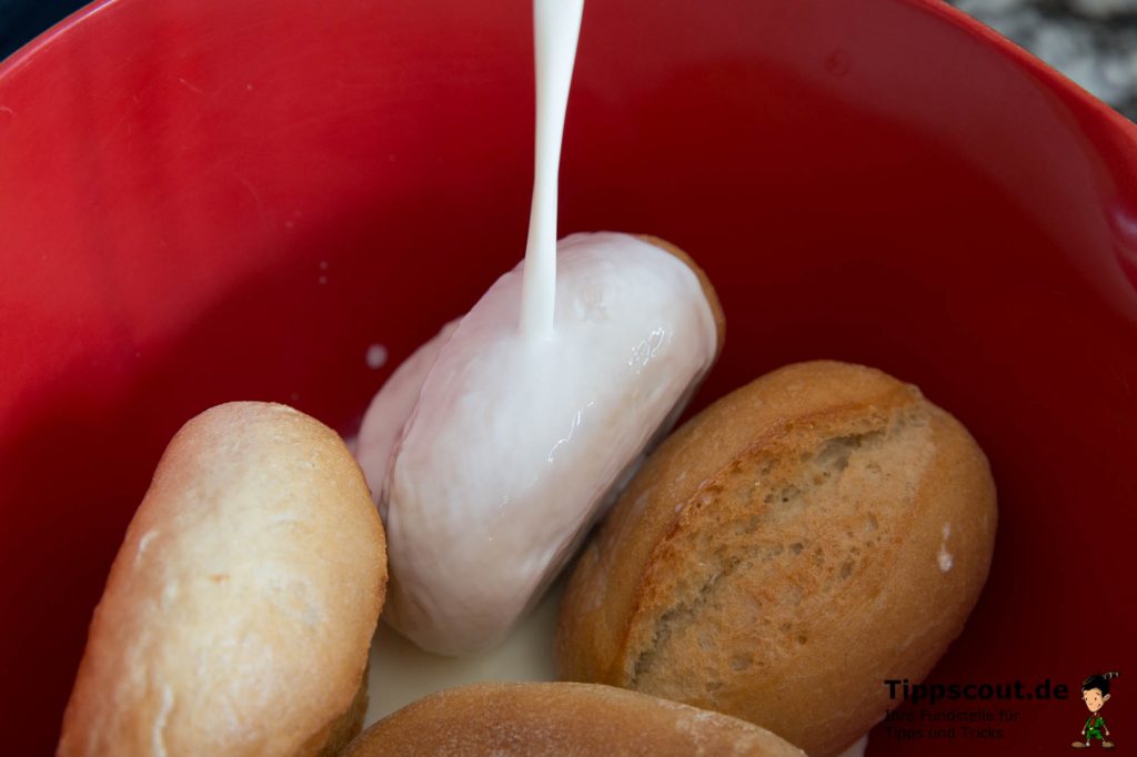 Schritt 1: Brötchen einweichen (Foto: Martin Goldmann)