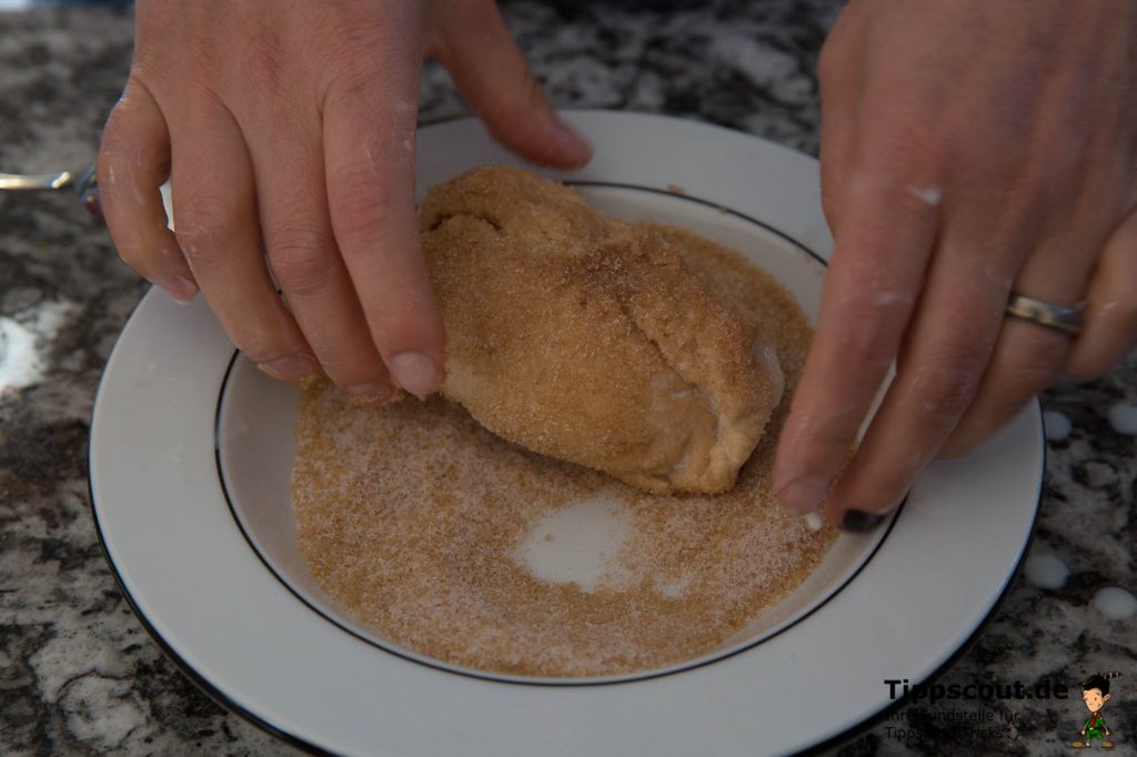 Schritt 4: Die Brötchen in Zimt und Zucker wälzen (Foto: Martin Goldmann)