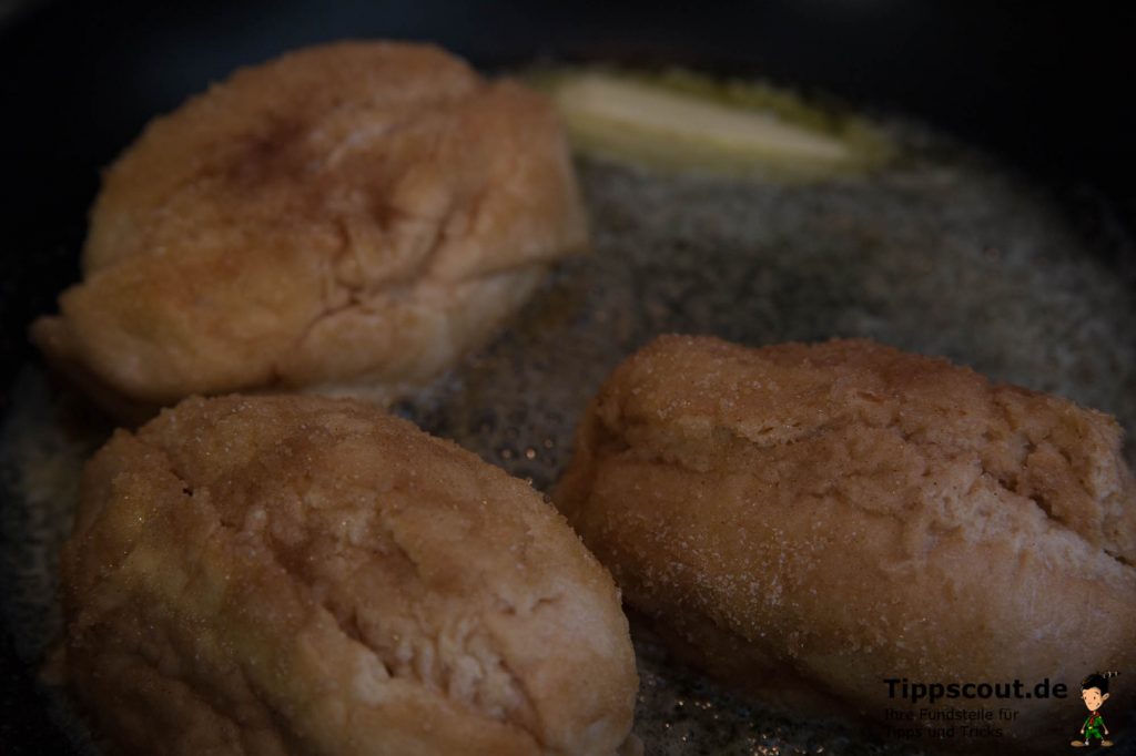 Schritt 5: Die Brötchen mit Zimt und Zucker in Butter herausbraten (Foto: Martin Goldmann)