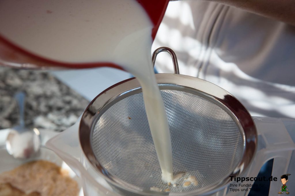 Die restliche Milch vom Einweichen durch ein Sieb gießen (Foto: Martin Goldmann)