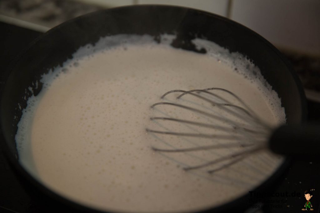 Schritt 7: Aus Puddingpulver die Vanillesoße machen (Foto: Martin Goldmann)
