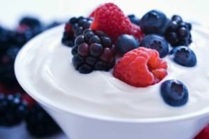 Joghurt mit Brombeeren und Himbeeren - (Foto: iStockphoto/Joe Biafore)