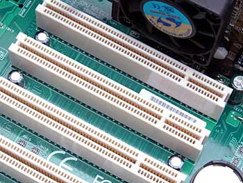 So sieht ein PCI-Slot aus - (Foto: Martin Goldmann) So sieht ein PCI-Slot aus - (Foto: Martin Goldmann)