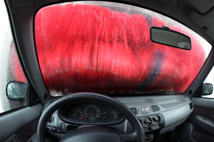 Waschstrasse aus dem Inneren eines Autos aufgenommen