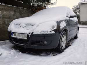 Zugeschneites Auto - hier muss man den Schnee entfernen