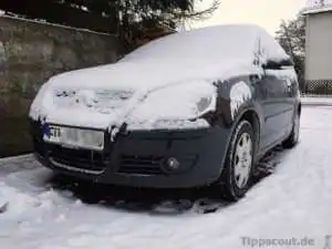 Schnee entfernen: So bekommen Sie Ihr zugeschneites Auto flott