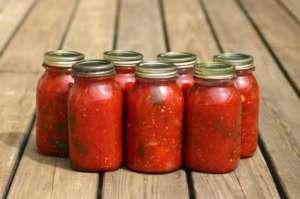 Eingekochte Tomaten im Glas