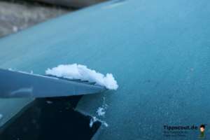 Mit einem Eiskratzer entfernen Sie das Eis von der Windschutzscheibe Ihres Autos. Mit einem Eiskratzer entfernen Sie das Eis von der Windschutzscheibe Ihres Autos.