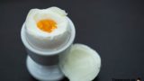Gekochtes Ei in Eierbecher