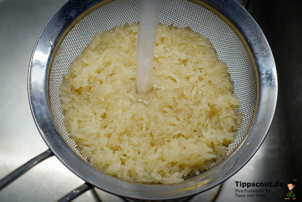 Reis waschen unter dem Wasserhahn